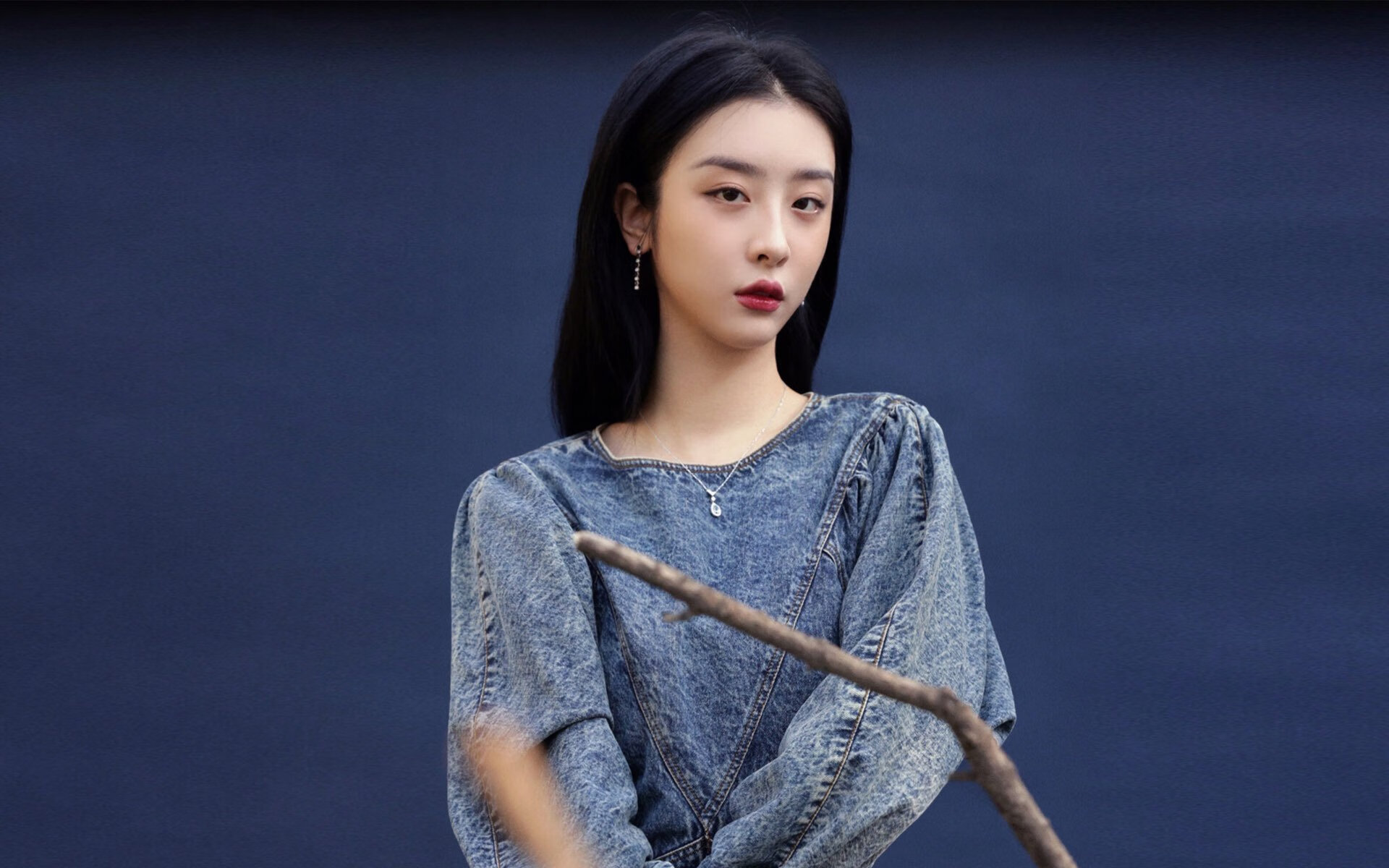 赛道上的反差，阿斯顿马丁技术碾压，周冠宇逆境绽放高光时刻