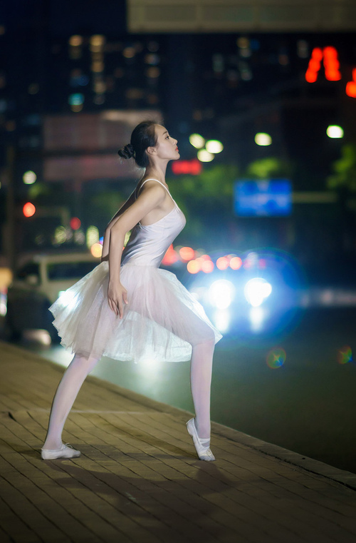 三度攻陷安菲尔德，戈麦斯领衔里昂如何跨越天堑，险胜利物浦