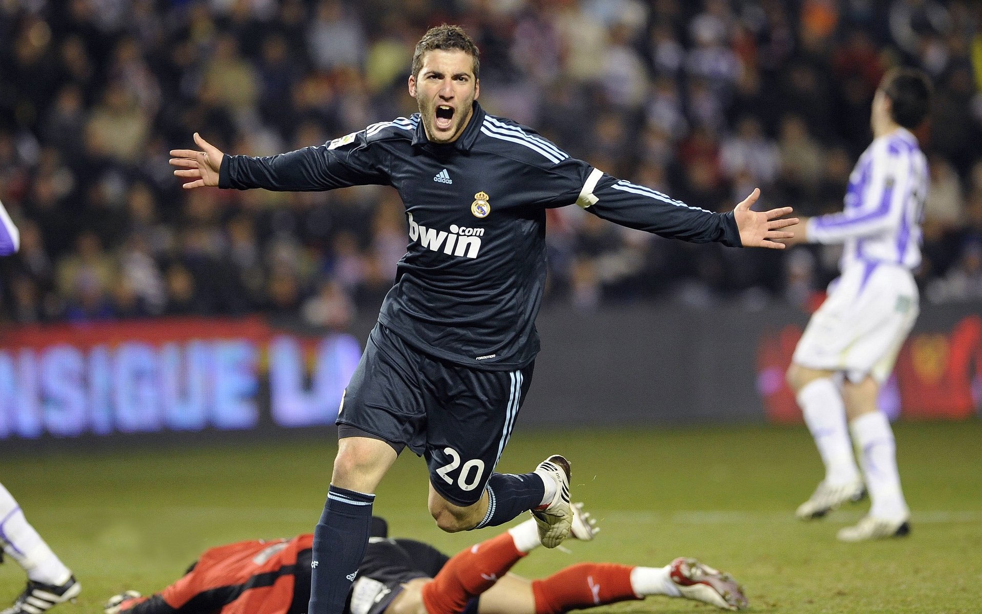 破疆！雄鹿外线风暴碾碎天山铁壁，年度焦点战显冠军相